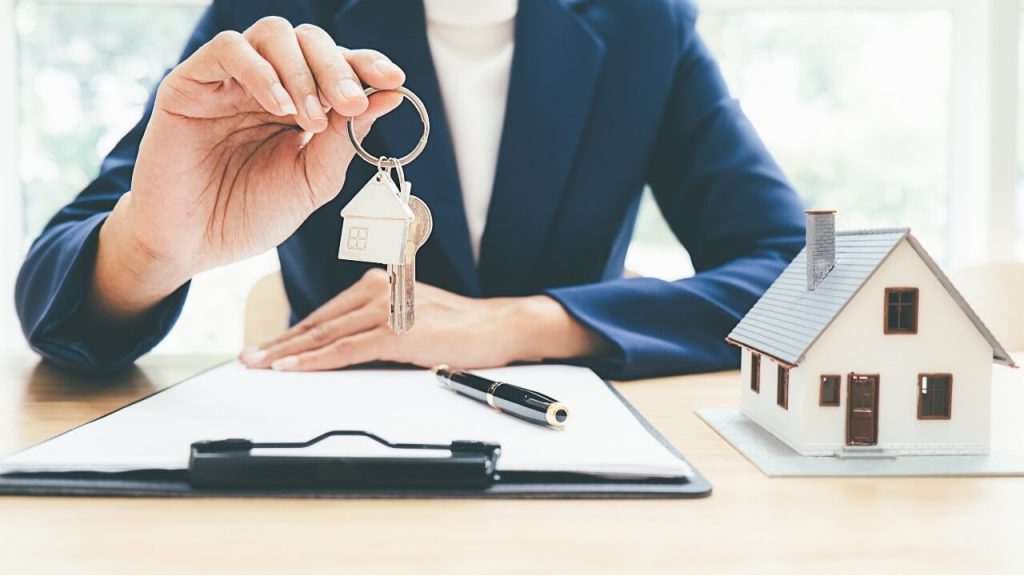 feature image for the post 'What does a conveyancer do?' - shows a woman with keys on a house keyring